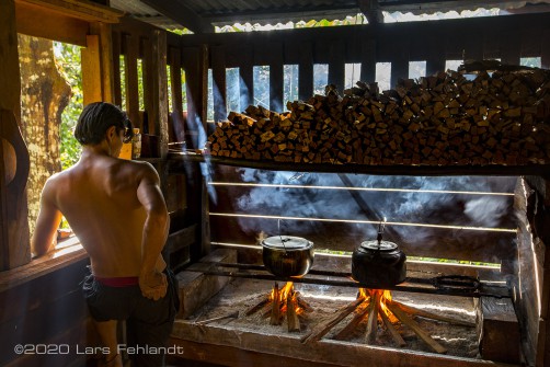 Diese Art von Kochstelle, ist üblich in ländlichen Gegenden. Das Feuerholz wird so gut getrocknet und in den Zwischenräumen kann man kleine Fleischstückchen räuchern.