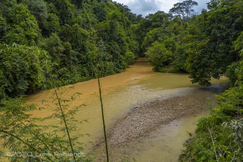 Am Zusammenfluss zweier Flüsse sieht man deutlich die unterschiedliche Sedimentation nach heftigen Regenfällen. Ein Erdrutsch ergab sich etwas weiter Flußaufwärts in den linken Fluss - central Sarawak / Borneo