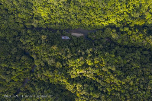 Eine Drohnenufnahmen mit der kleinen Hütte im Zentrum des Bildes und im Zentrum des Regenwaldes - central Sarawak / Borneo