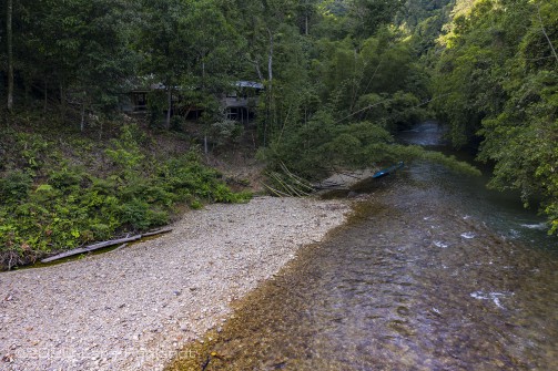 Links, die Hütte - bei Hochwasser reicht das Wasser bis zur Hütte heran - central Sarawak / Borneo