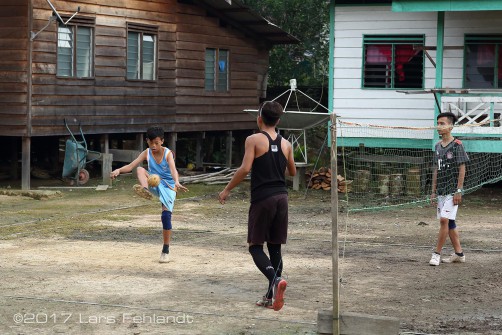 Long Unai - Kinder spielen Sepak Takraw