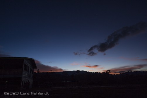 Sonnenuntergang im Dorf, oben rechts (ca. 1Uhr) ist die Venus zu sehen.