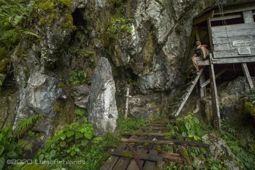 Eine kleine Schutzhütte vor dem Höhleneingang.