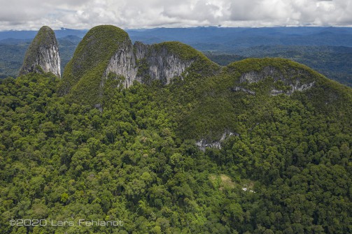 Kalkstein (Kegelkarst / Turmkarst), rechts unten befindet sich die Hütte der Penan - Sarawak / Borneo - Limestone