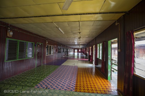 Der Ruai eines typischen modernen Iban Langhauses  - central Sarawak / Borneo