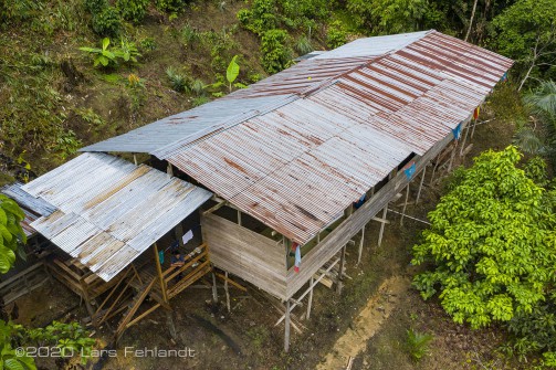 Die Hütte am Hang mitten im Regenwald - central Sarawak / Borneo