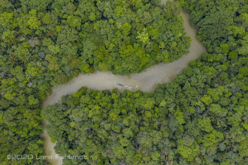 Der Fluss mäandert durch den Regenwald Borneos, in der Bildmitte sieht man das kleine Langboot - central Sarawak / Borneo