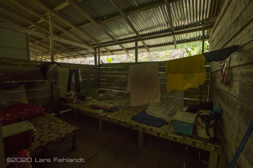 Die Hütte hat zwei Schlafzimmer, hier zu sehen ist das in dem meine Begleiter geschlafen haben - central Sarawak / Borneo
