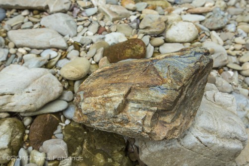 Laminationsgefüge in einem Schluffstein (auch Siltstein) ist ein klastisches Sedimentgestein.  Solche Sedimente sind typisch für ein relativ ruhiges Ablagerungsmilieu, etwa Seen oderTiefebenen - central Sarawak / Borneo