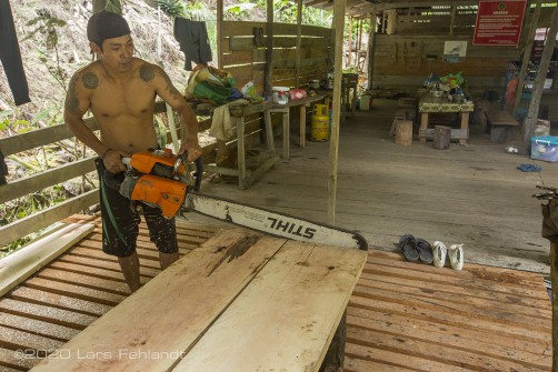 Die Feinarbeit wird hier gekonnt mit der Kettensäge gemacht - central Sarawak / Borneo