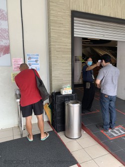 Everise BDC Kuching - Händewaschen und Desinfektion unter Aufsicht vor dem betreten des Supermarktes