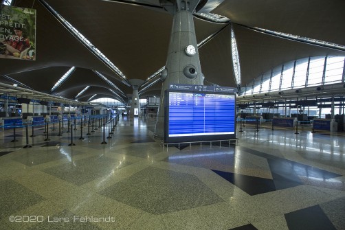 KLIA Airport Terminal während Covid19. Die Abflugtafel ist so gut wie leer.