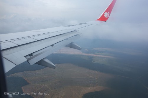 Malindo Air Anflug auf KUL, unten zu sehen sind mal wieder riesige Ölpalmplantagen.