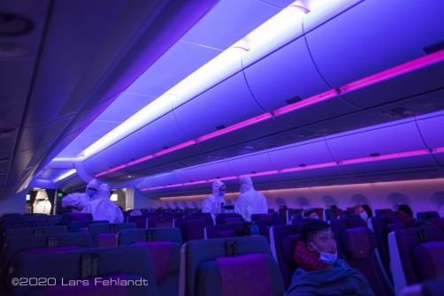 Qatar Airways Airbus A350 - arbeiten unter Extrembedingungen. Essensausgabe durch die Flugbegleiter.